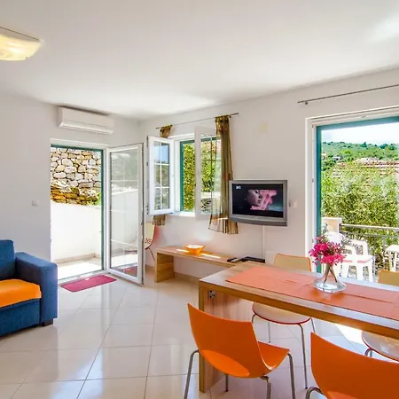 아파트 Apartman Sinisa *